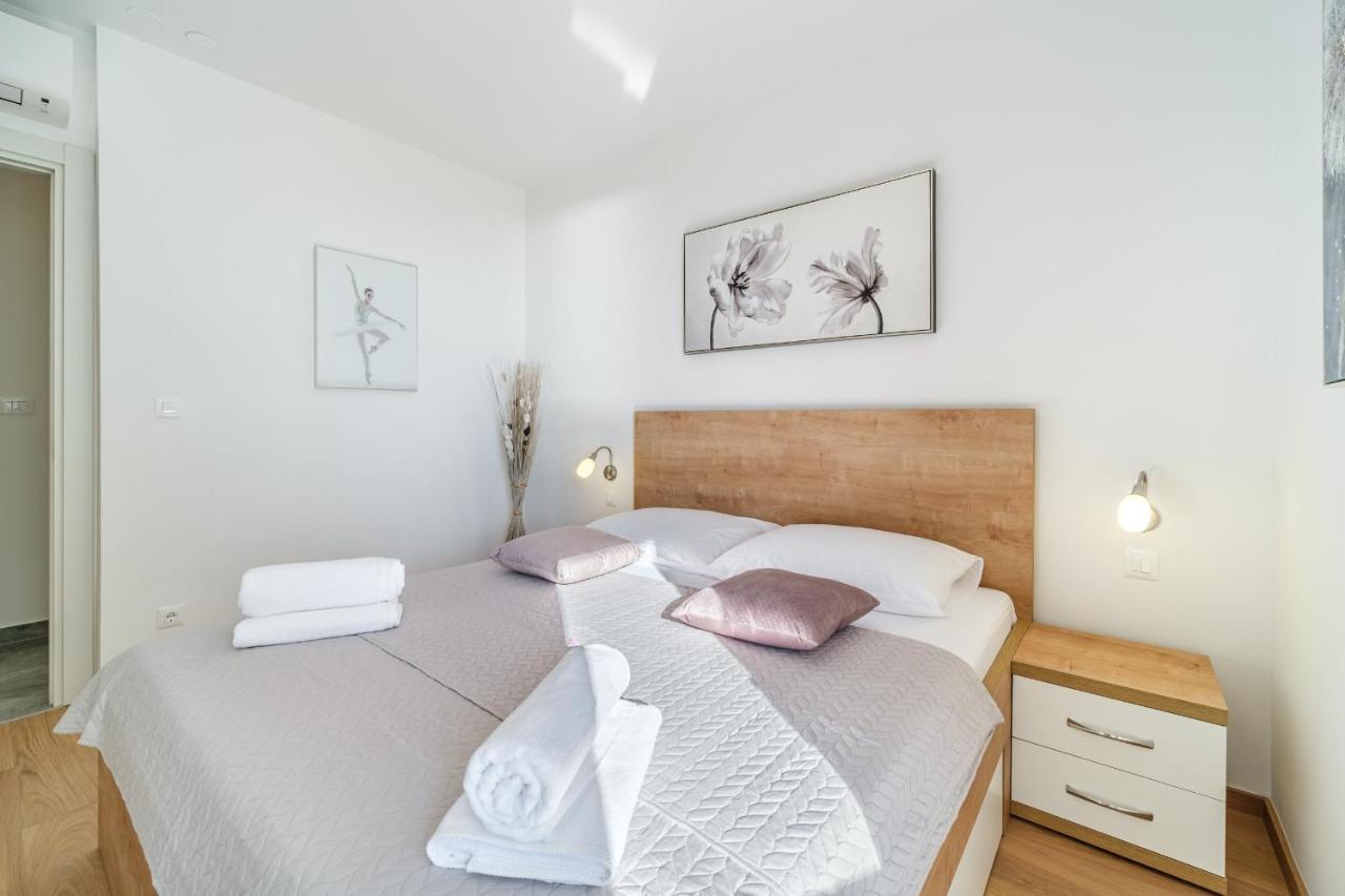 Apartment Golden View 8 *