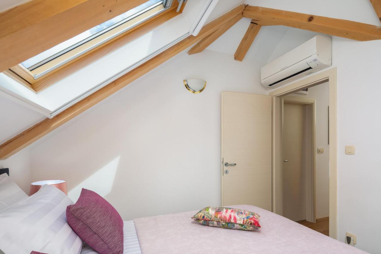 Apartment Romantic Attic *