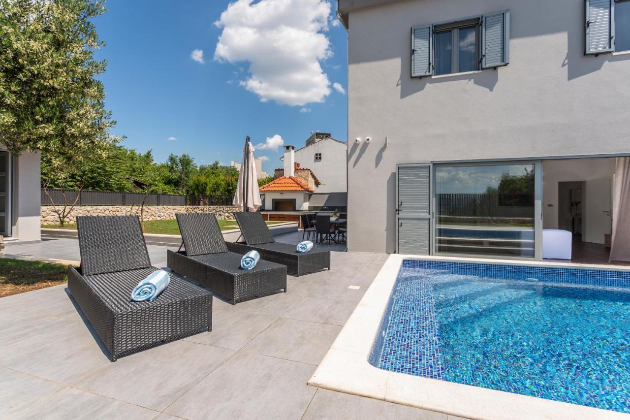 Villa Luxury Sarina With Pool In Center