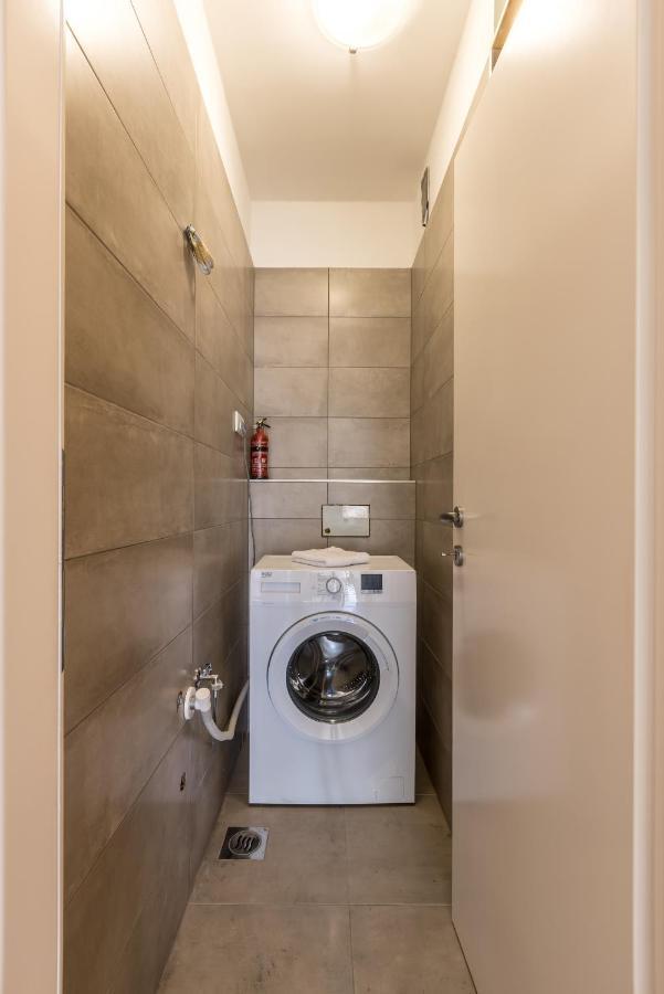 Izabela L Apartment Split