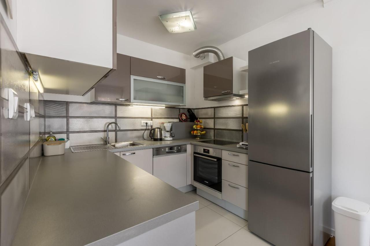 Izabela L Apartment Split