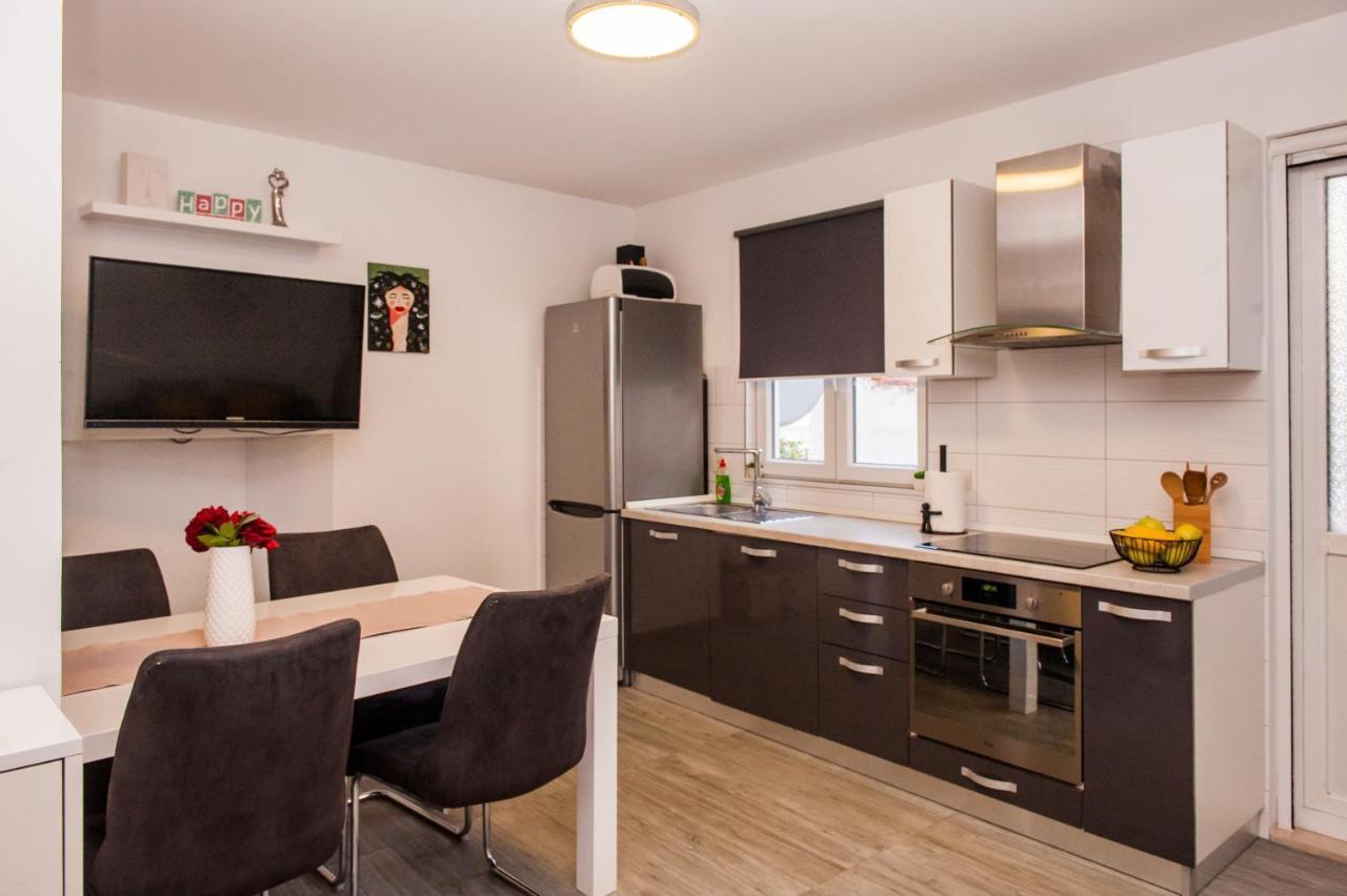 Miki - City Center With Large Balcony Apartment *