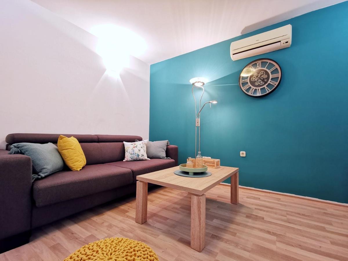 By Lux Apartment *