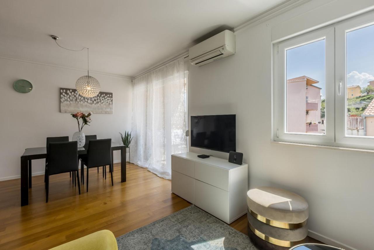 Izabela L Apartment Split