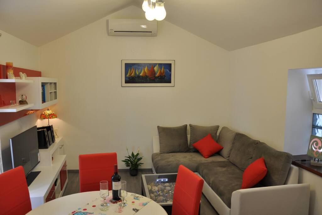 Apartment Lovelife Split
