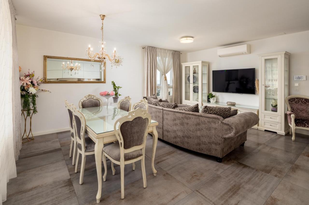 Luxury Azure Split