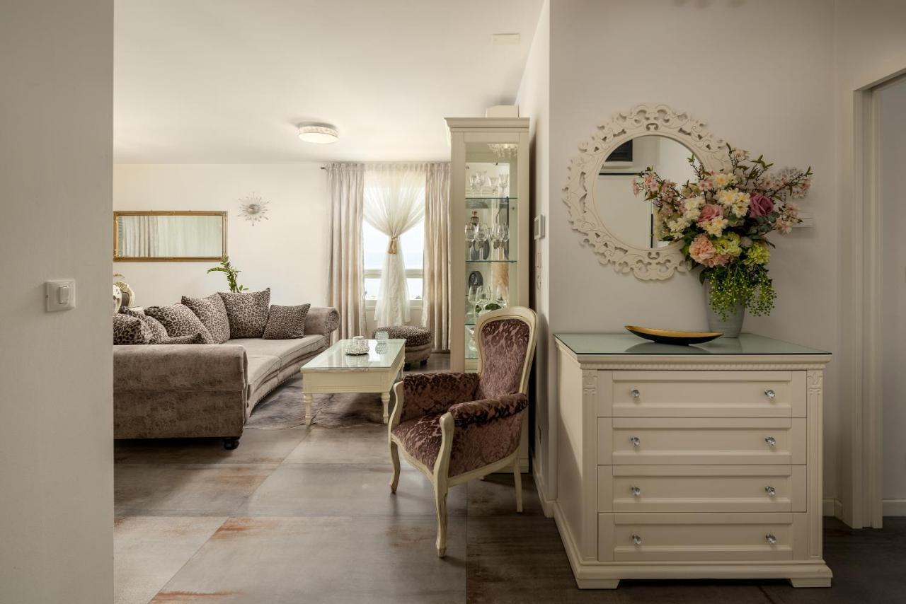Luxury Azure Apartment *
