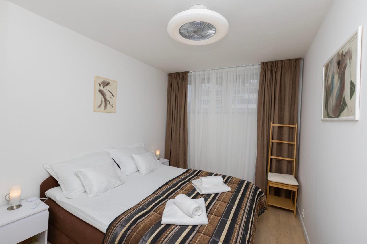 Apartment Saluti Near Old Town With Sea View&parking Split