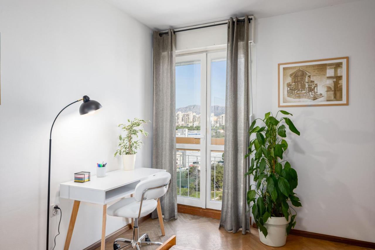 Tranquil Retreat W/ Balcony Sea View & Workspace