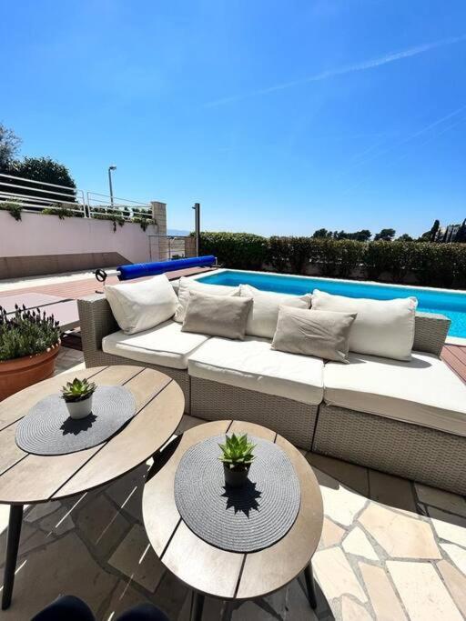 Apartment Blue With Shared Pool Split