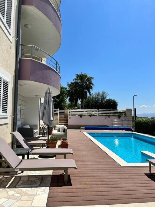 Apartment Blue With Shared Pool Split