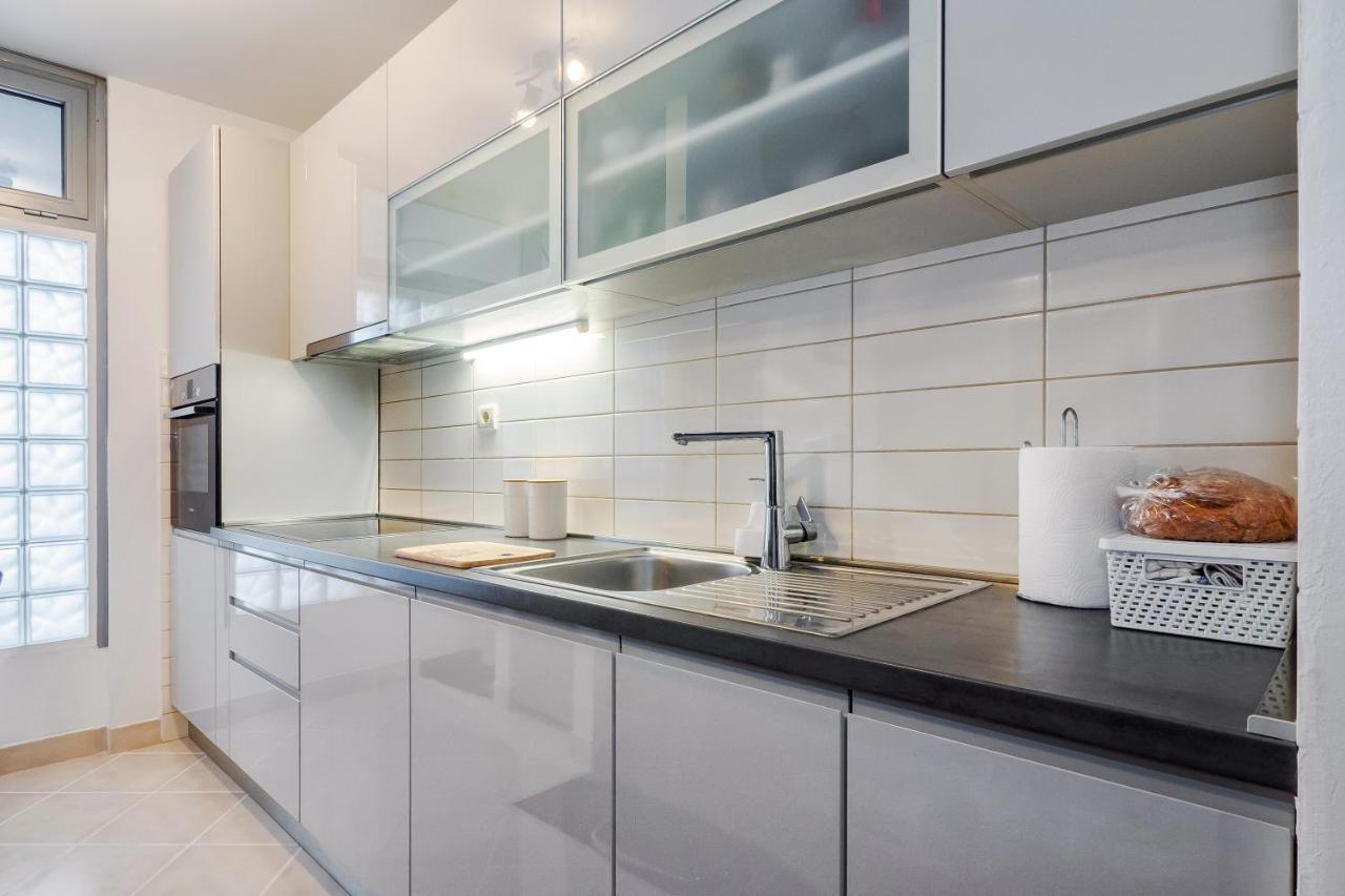 Apartment Airy 2-br Apt W/ Open Layout & Modern Design *