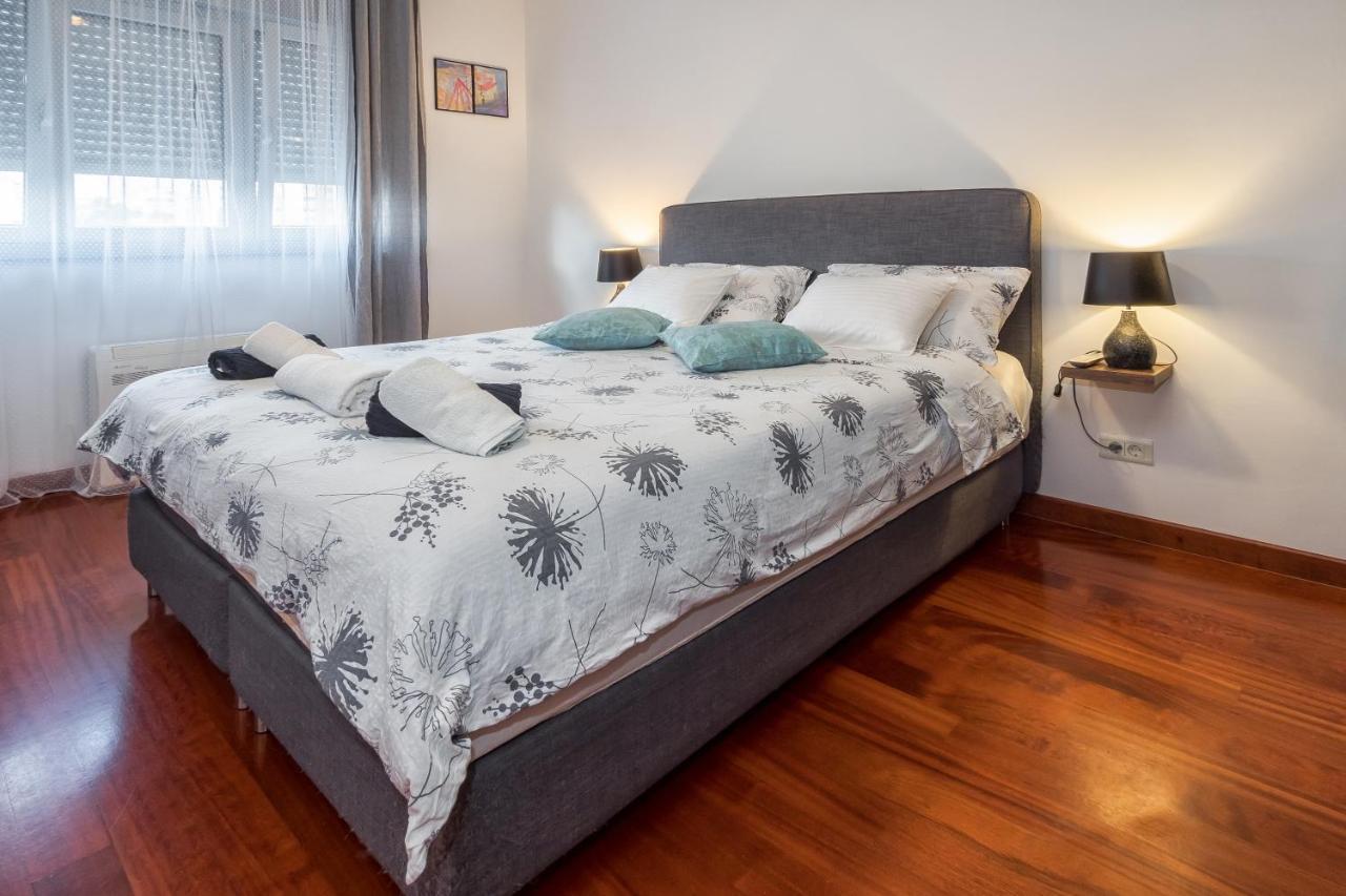 Airy 2-br Apt W/ Open Layout & Modern Design Split