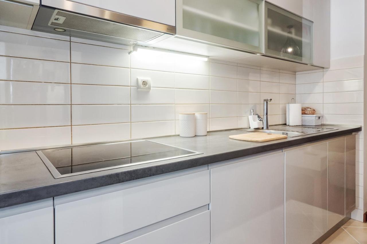 Airy 2-br Apt W/ Open Layout & Modern Design Apartment