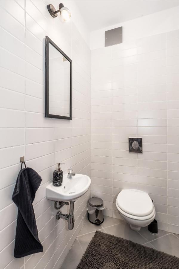 Airy 2-br Apt W/ Open Layout & Modern Design