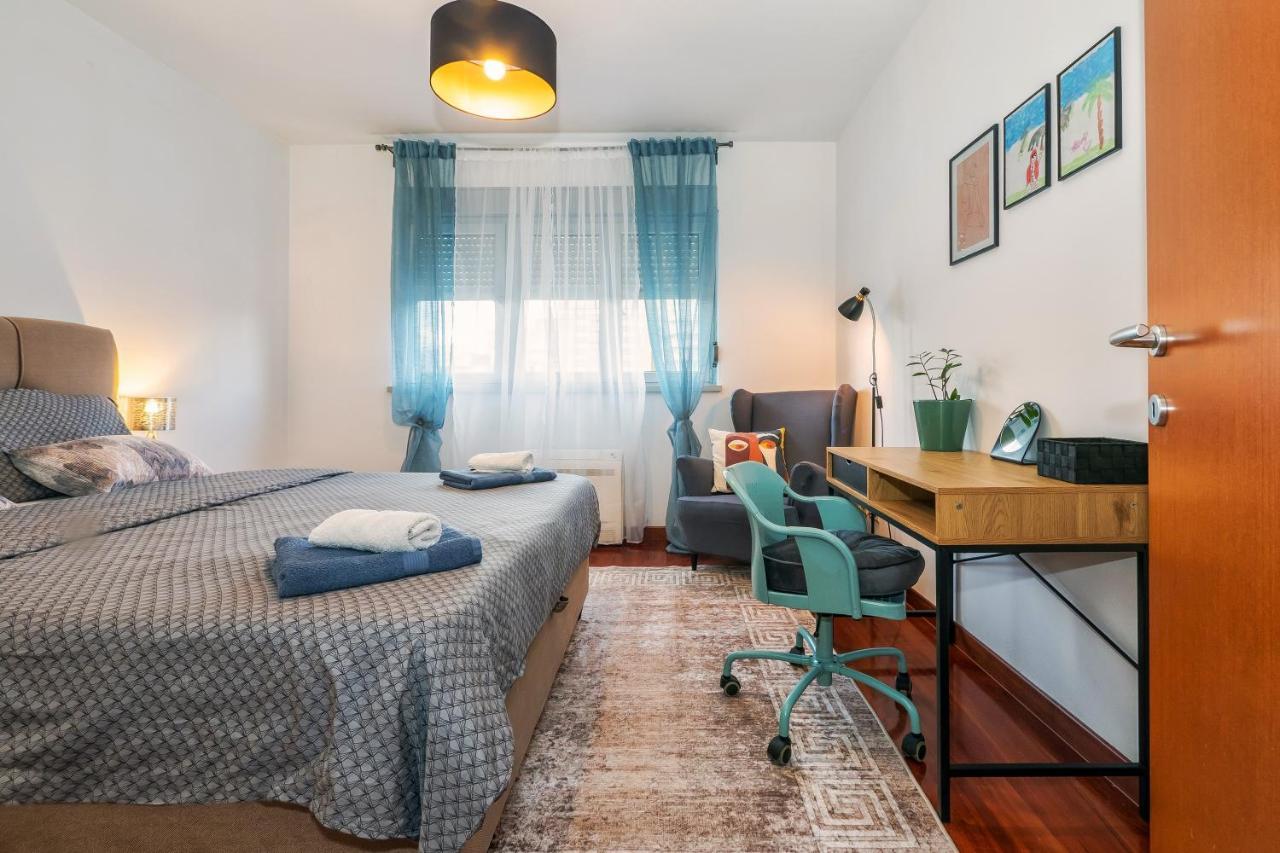 Airy 2-br Apt W/ Open Layout & Modern Design