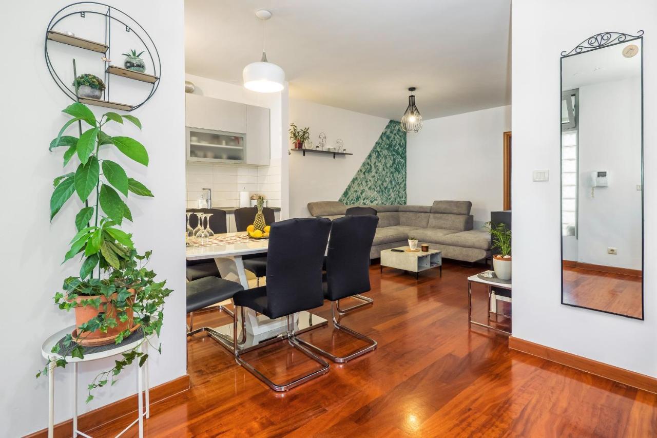 Airy 2-br Apt W/ Open Layout & Modern Design Apartment Split
