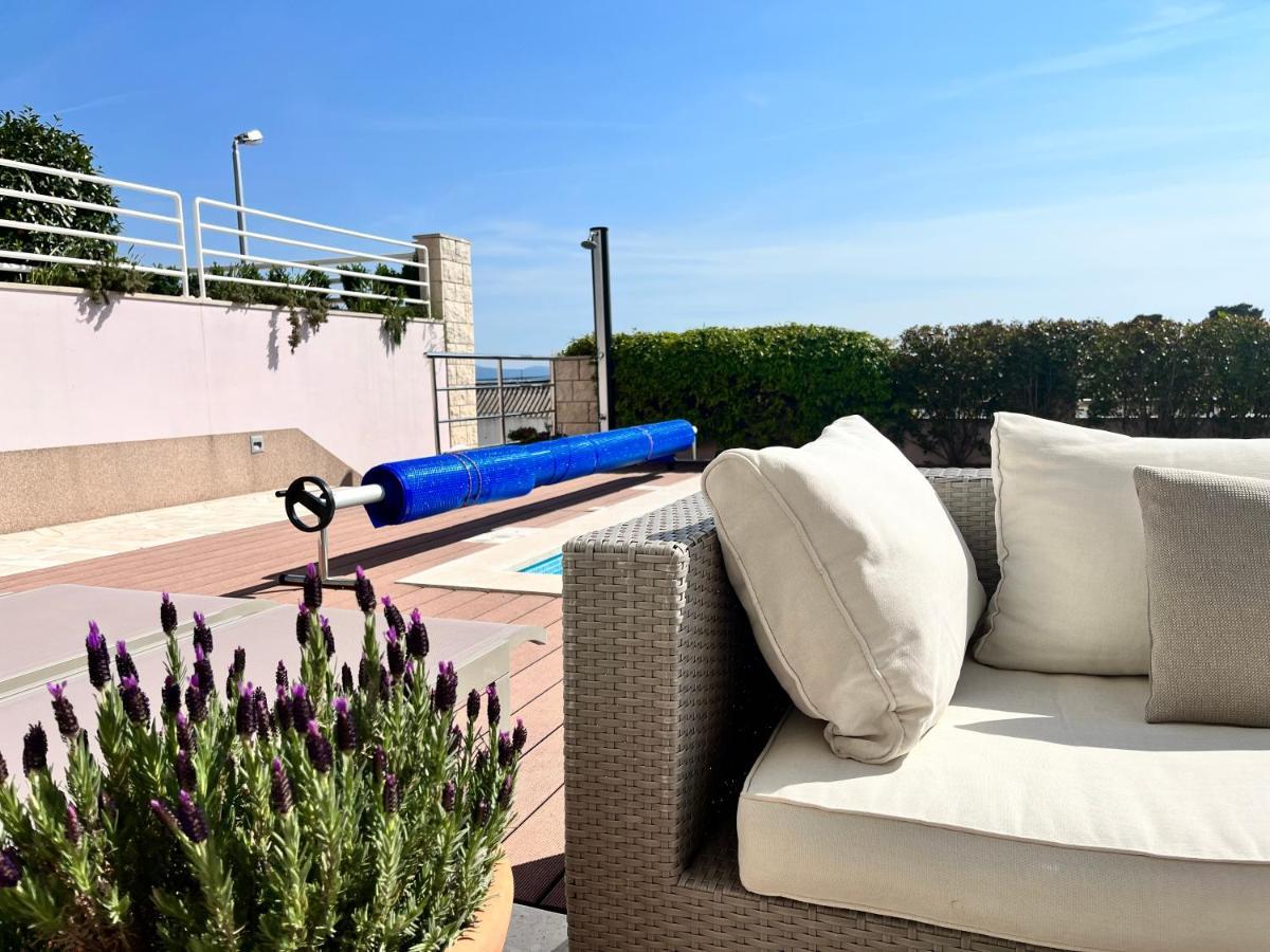 Blue With Shared Pool Apartment Split