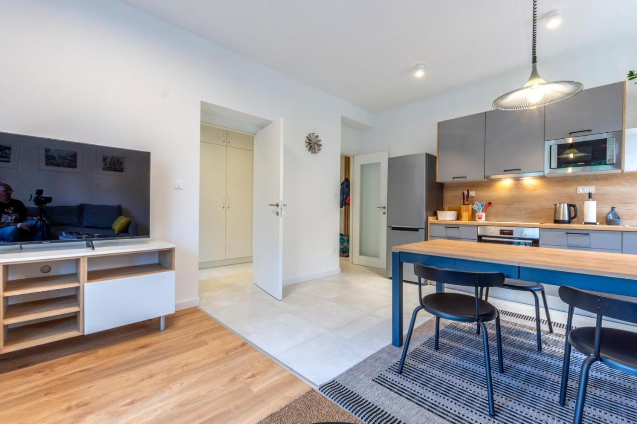 Luxury Apartment *