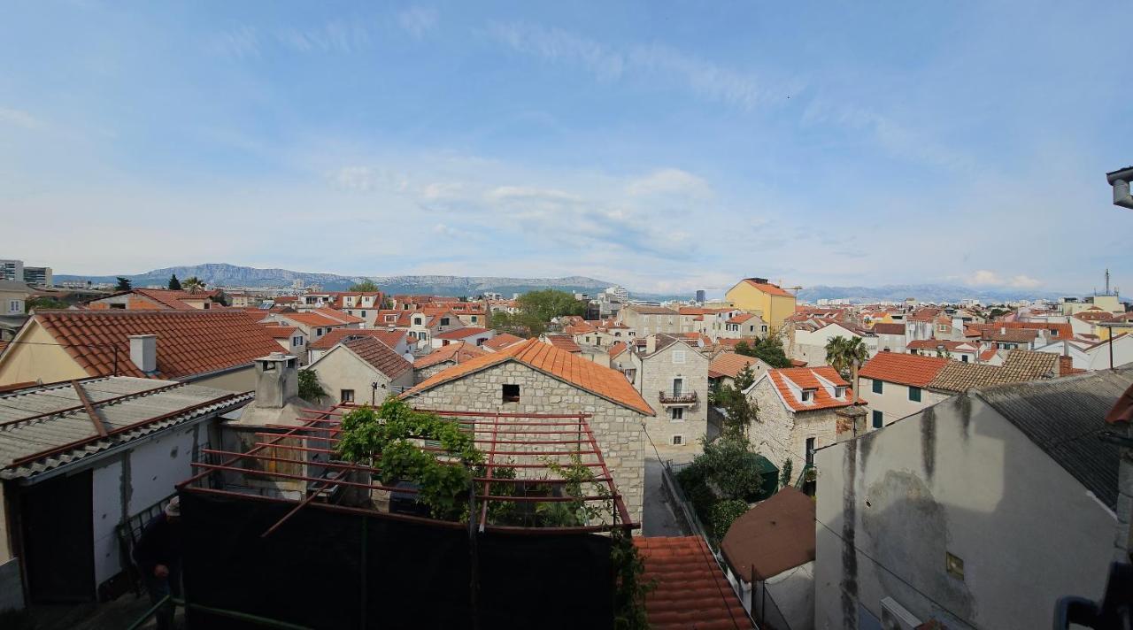 Modern Cozy Bonnie In Center Of Split. *