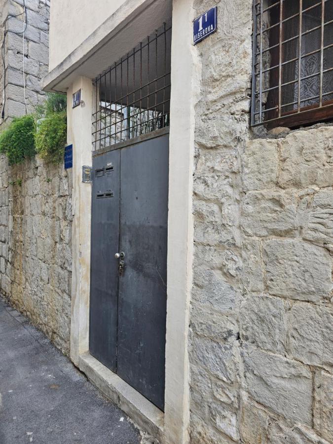 Modern Cozy Bonnie In Center Of Split. *