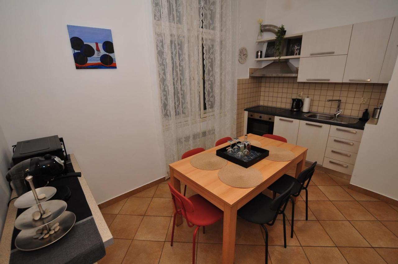 Moel Apartment Split