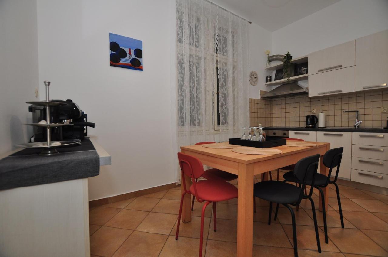 Moel Apartment Split