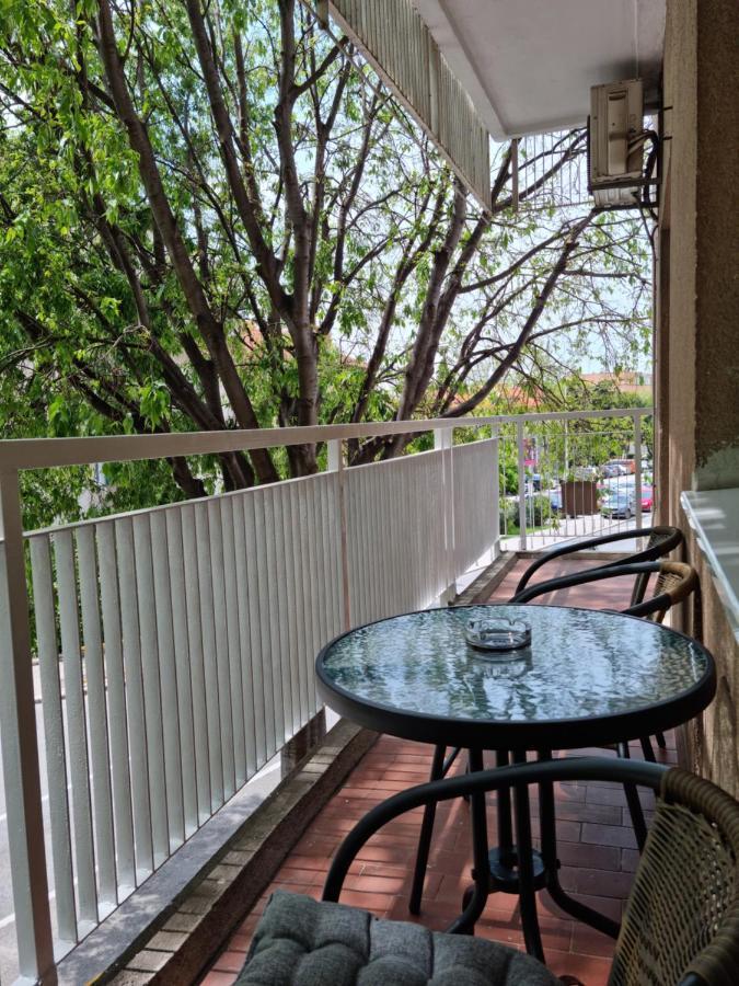 Apartment Stipe Split