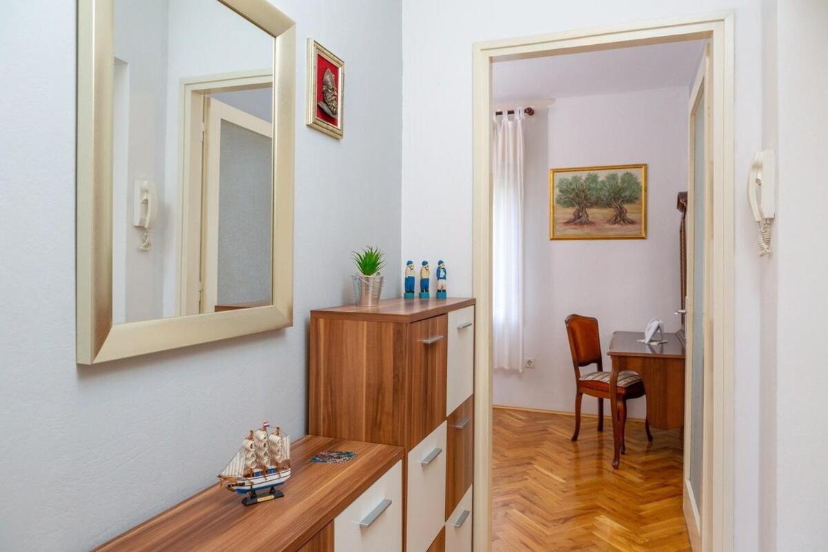With Wifi - 21345 Apartment Split