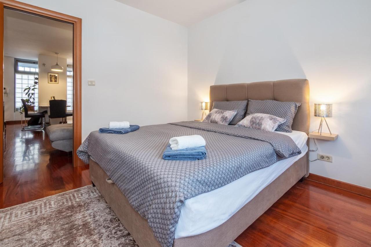 Airy 2-br Apt W/ Open Layout & Modern Design