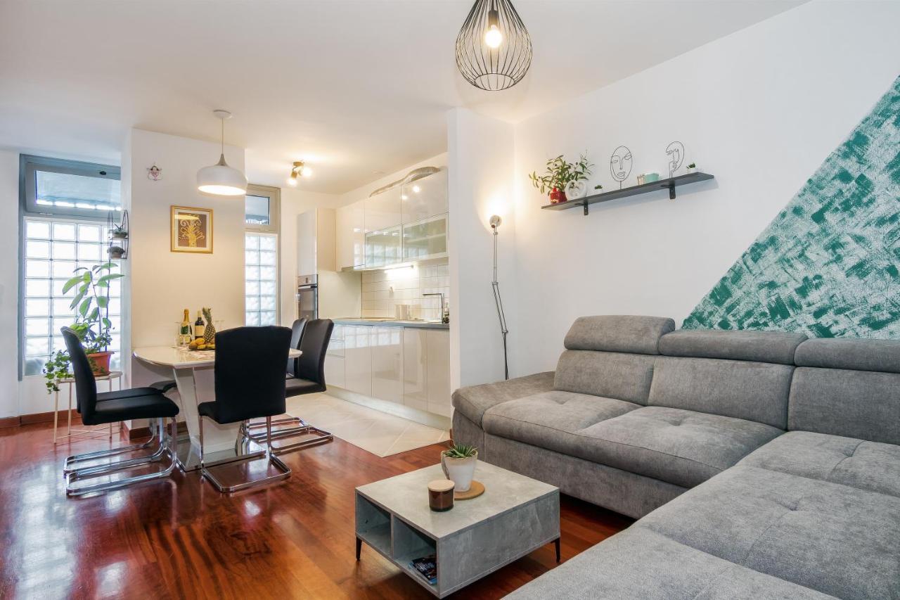 Airy 2-br Apt W/ Open Layout & Modern Design Apartment