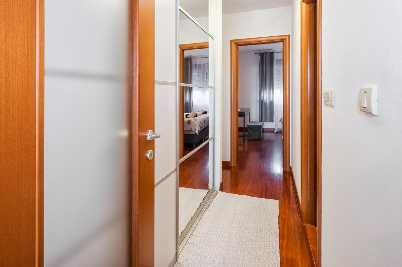 Airy 2-br Apt W/ Open Layout & Modern Design Split