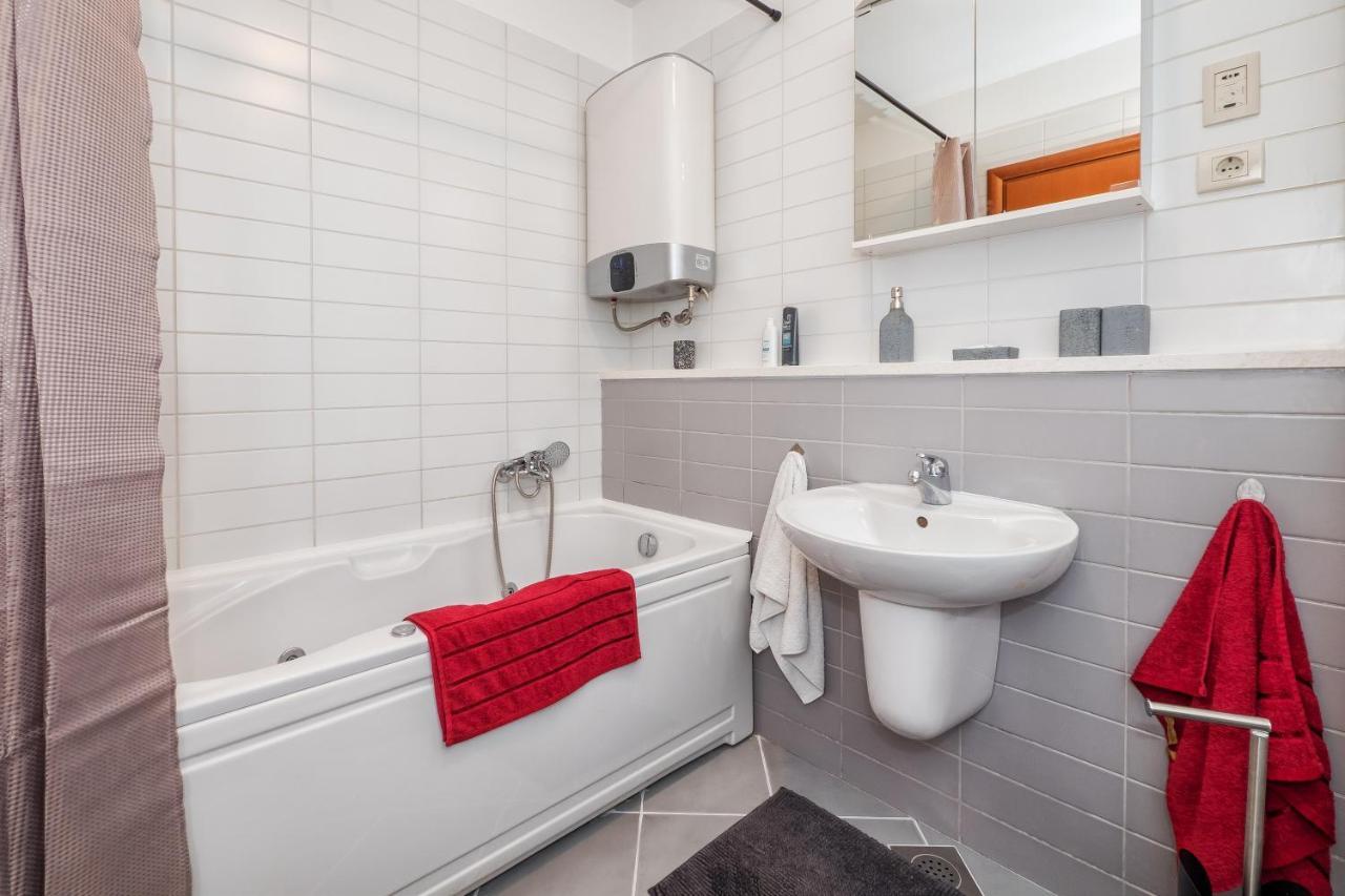 Airy 2-br Apt W/ Open Layout & Modern Design