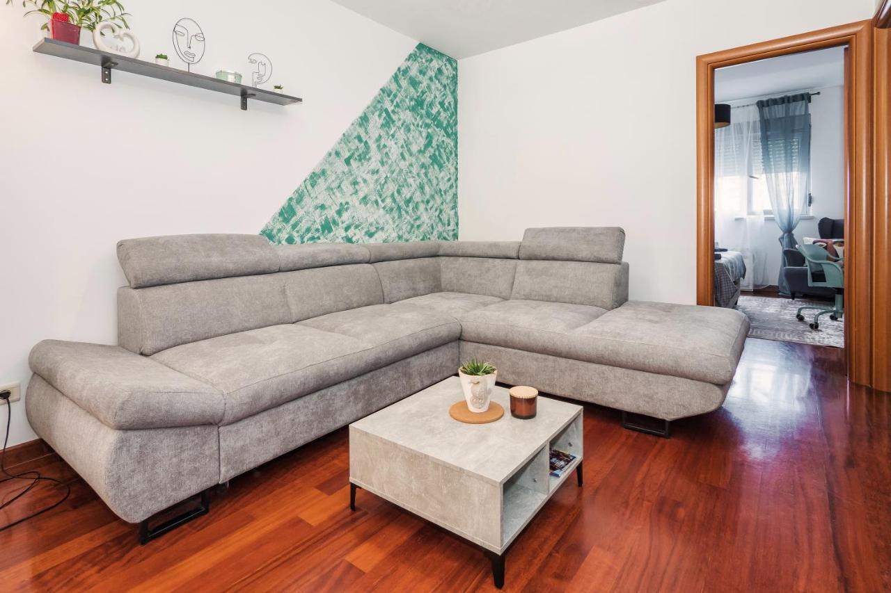 Airy 2-br Apt W/ Open Layout & Modern Design Apartment Split