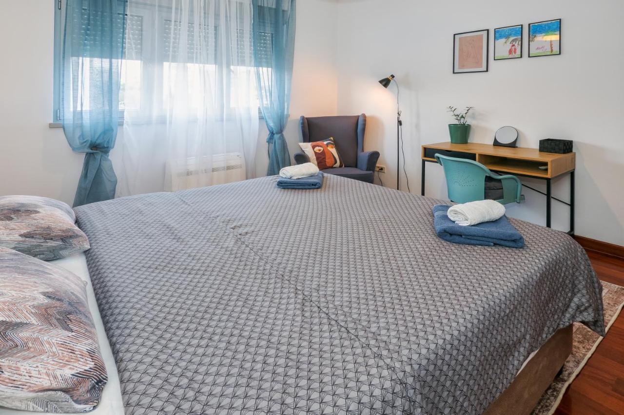 Airy 2-br Apt W/ Open Layout & Modern Design *