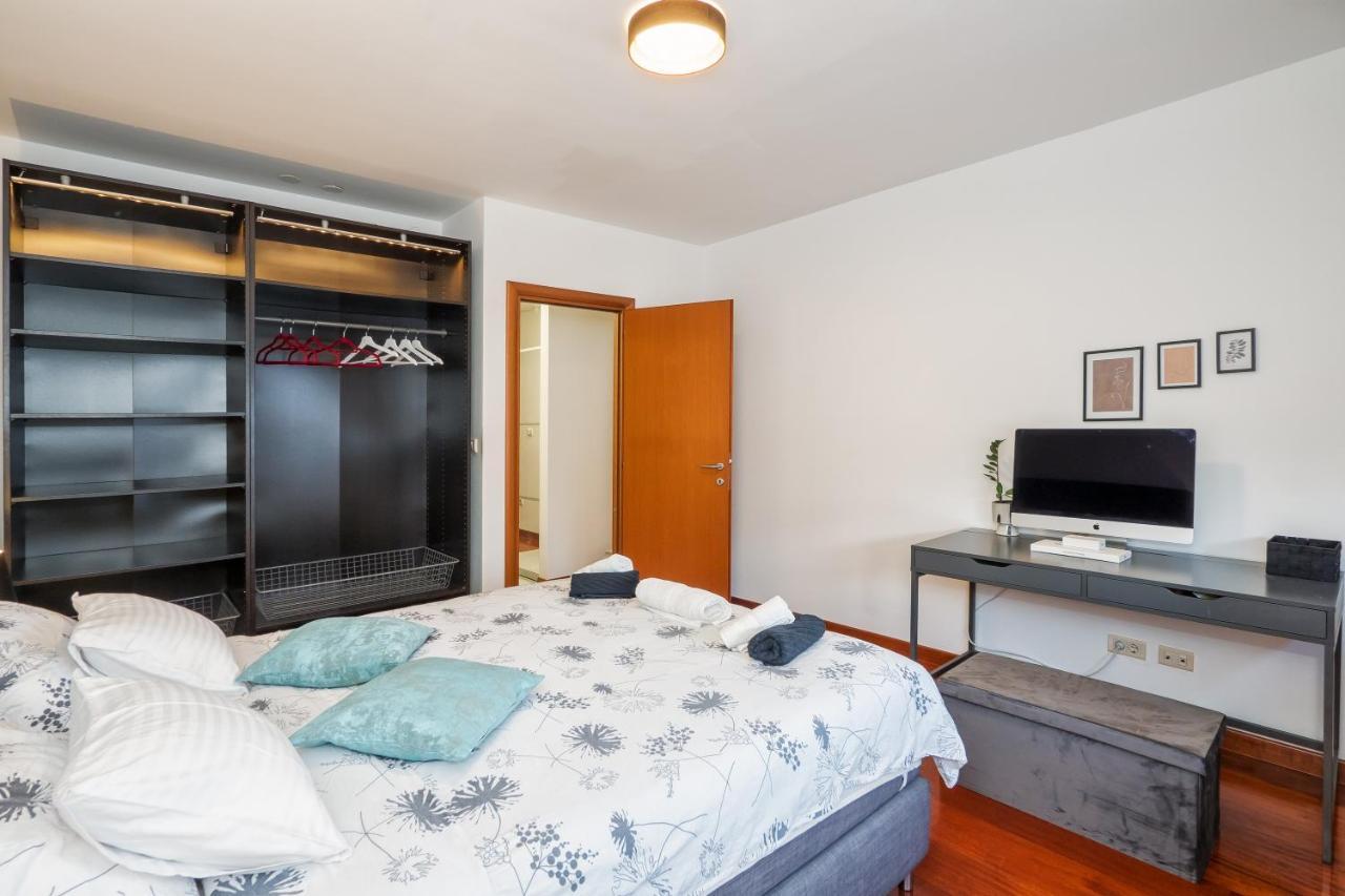Airy 2-br Apt W/ Open Layout & Modern Design *