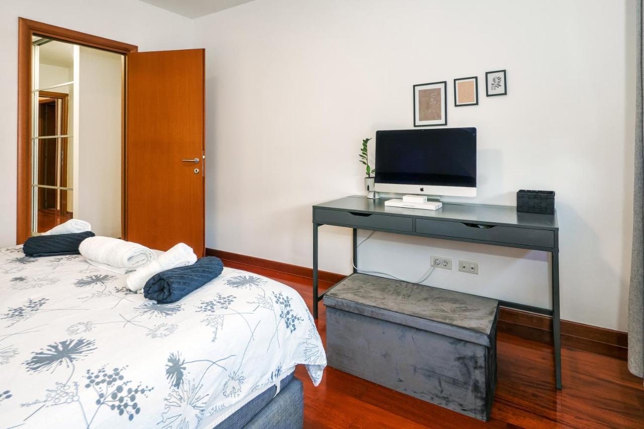 Apartment Airy 2-br Apt W/ Open Layout & Modern Design *