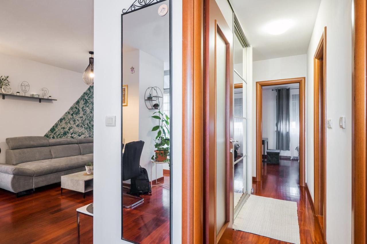 Airy 2-br Apt W/ Open Layout & Modern Design Apartment