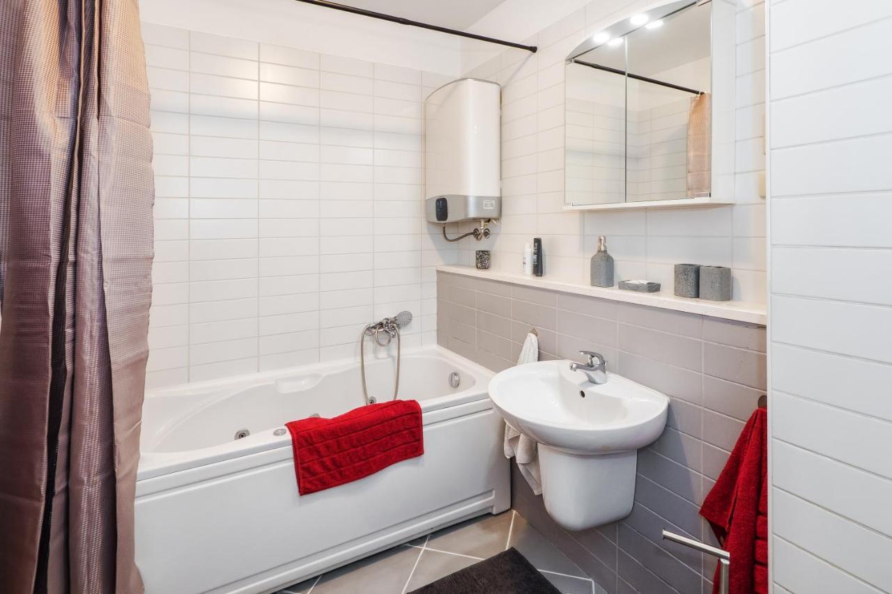 Airy 2-br Apt W/ Open Layout & Modern Design Apartment