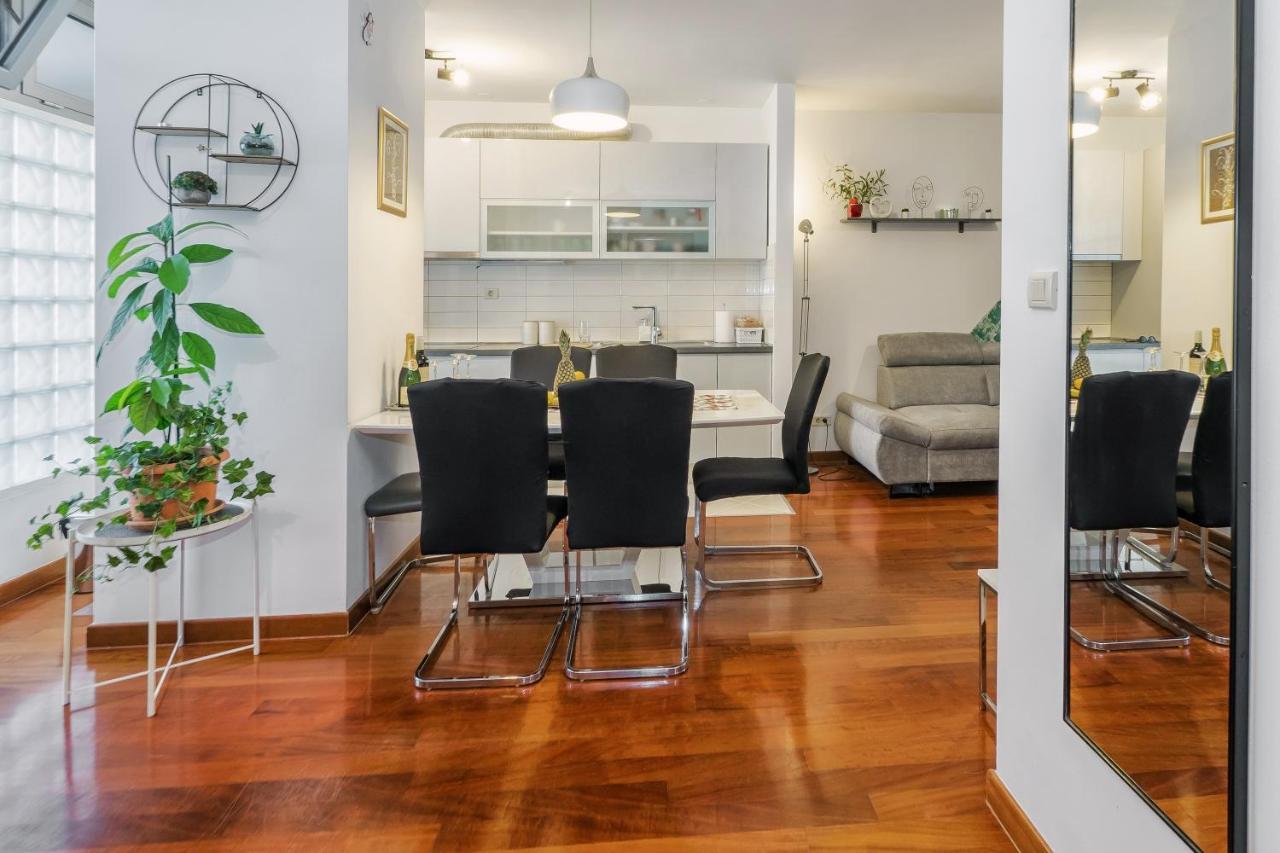 Airy 2-br Apt W/ Open Layout & Modern Design