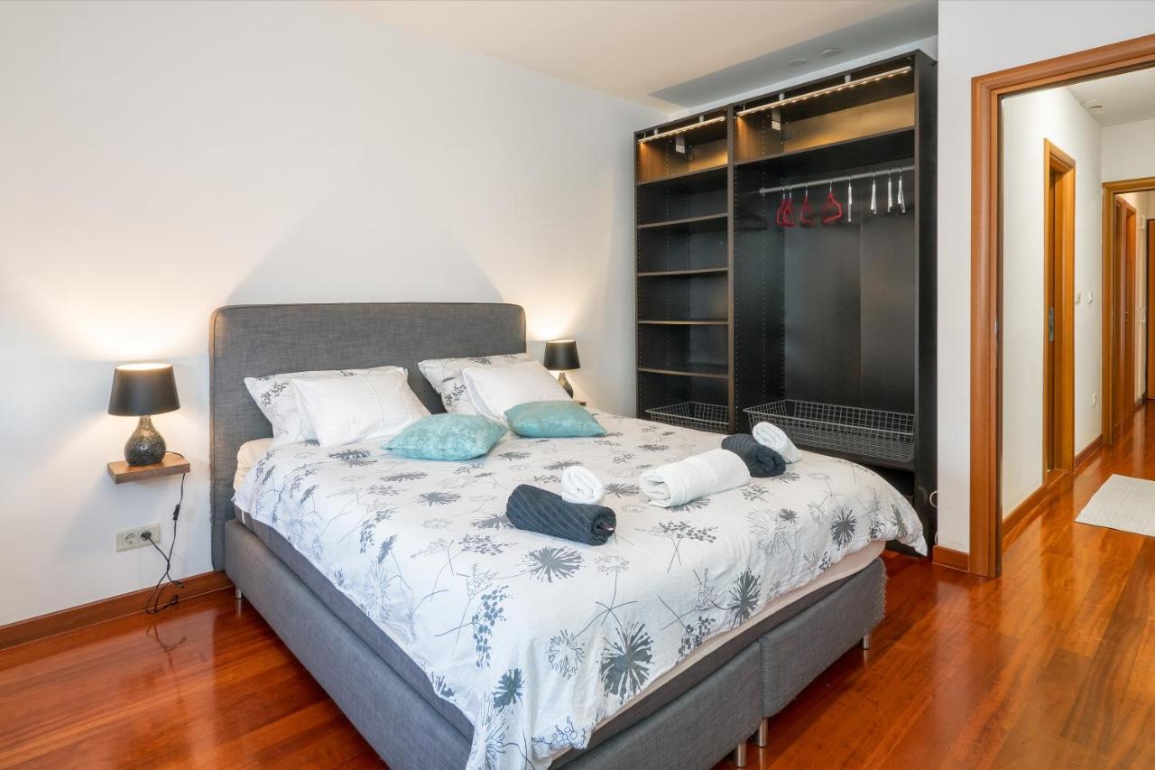 Airy 2-br Apt W/ Open Layout & Modern Design Split