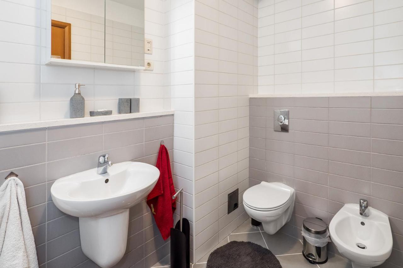 Airy 2-br Apt W/ Open Layout & Modern Design Apartment *