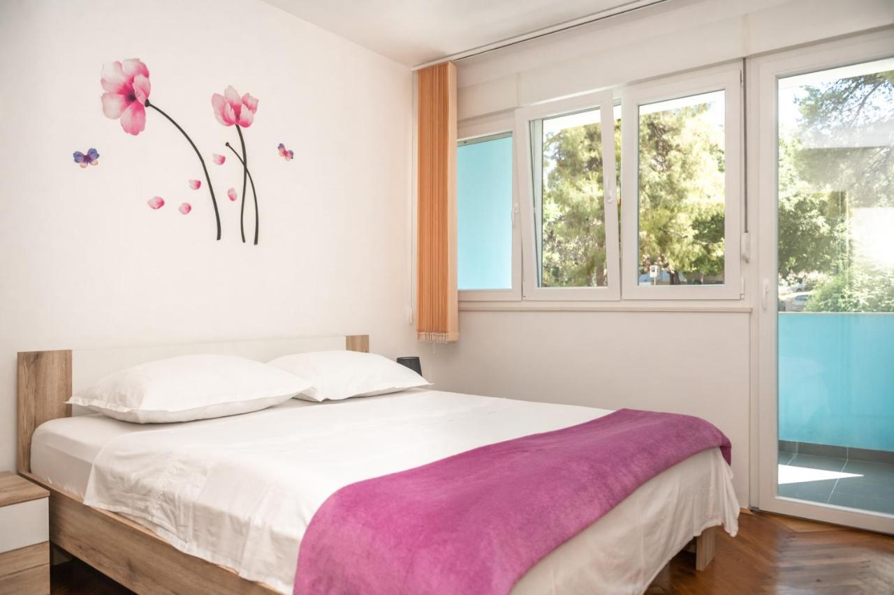 Sunny & Spacious, 2 Bedroom Apartment With Free Parking Apartment