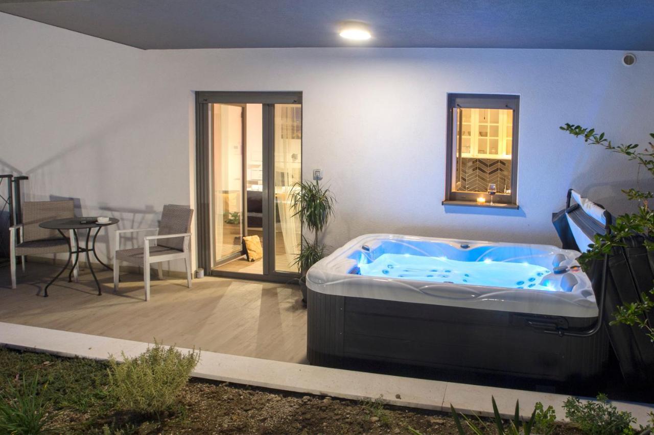 And Hot Tub Apartment Split