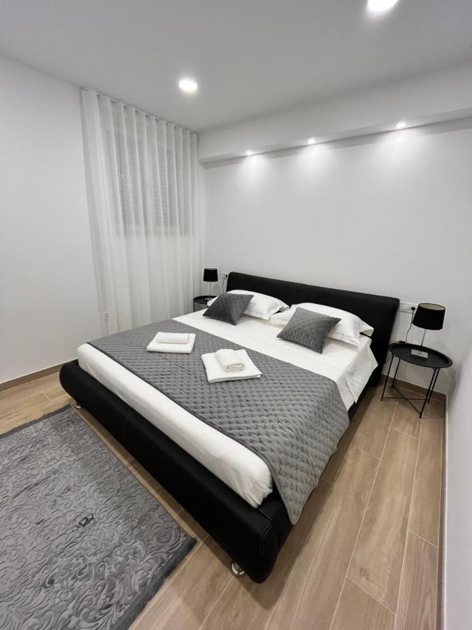 Blue With Shared Pool Apartment Split