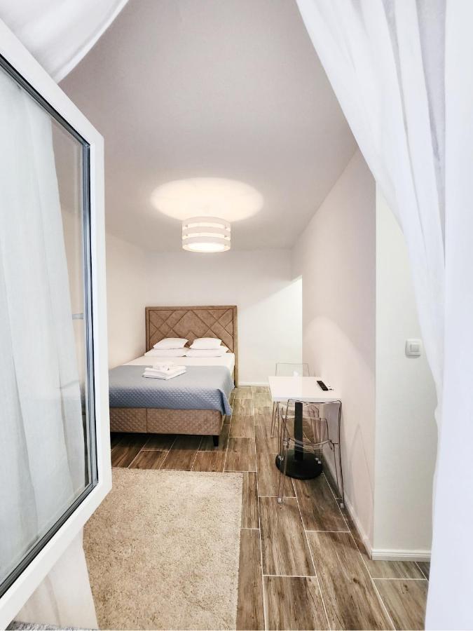 #22 Center Apartment Split