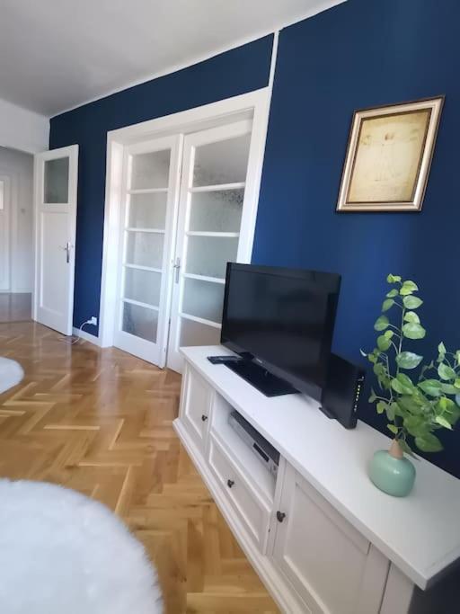 Lulu 90 M2 In Center Of Split