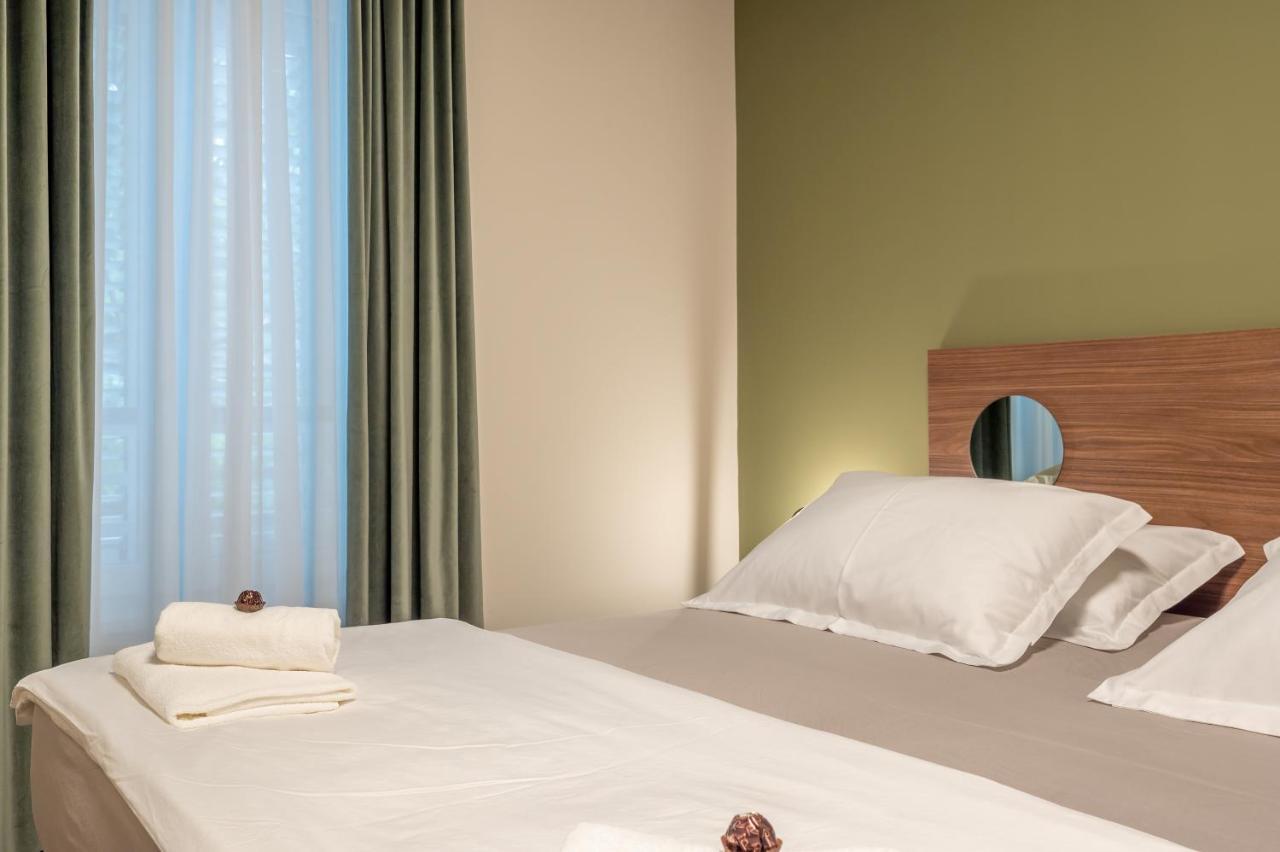 Green, Deluxe Two Bedroom * Split