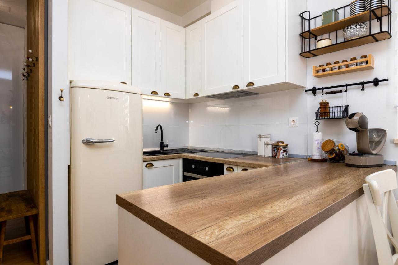 Ivy Apartment *