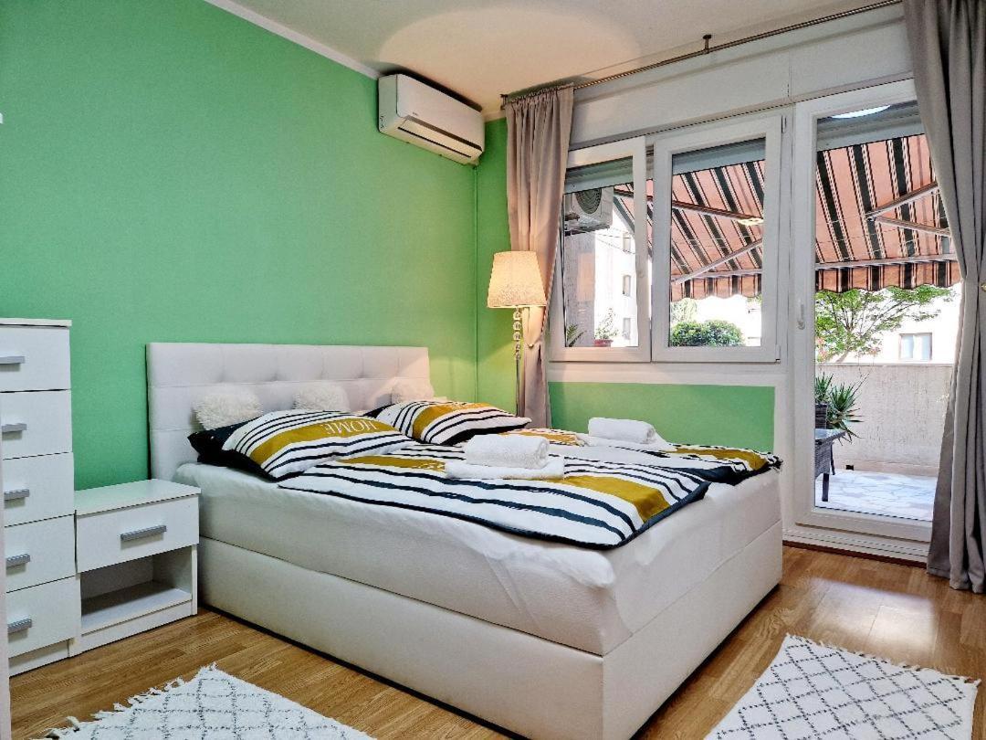 Neve St Apartment *
